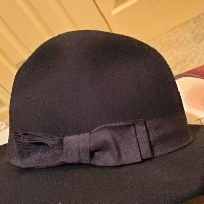 MB-223 Michel Kors shirt, felt hat and gift box with handle