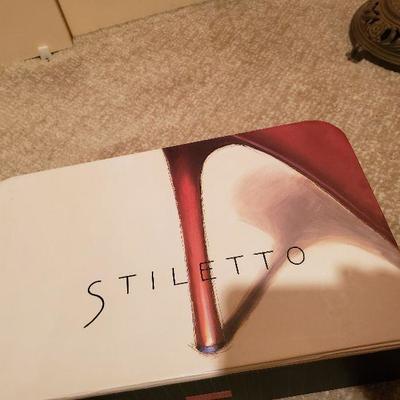 MB-223 Michel Kors shirt, felt hat and gift box with handle