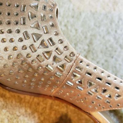 MB-240: four pair of heels size 8 3 are new one pair gently worn