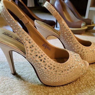 MB-240: four pair of heels size 8 3 are new one pair gently worn