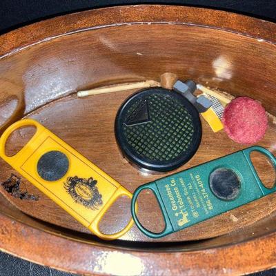 Lot L18: Lighters, Cigar cutter, Studded Humidor