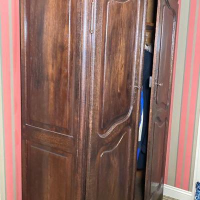 Lot L49: Sturdy and tall vintage wardrobe / armoire