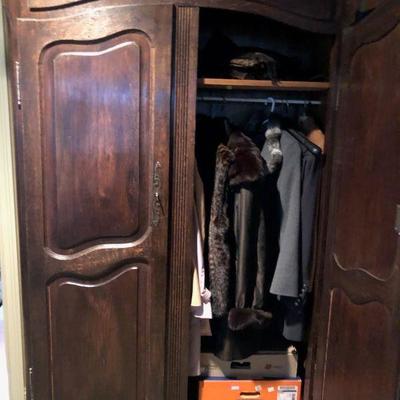 Lot L49: Sturdy and tall vintage wardrobe / armoire