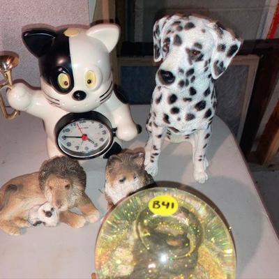 Lot B41: Misc. Animal DÃ©cor Dog Cat Lion Wolf