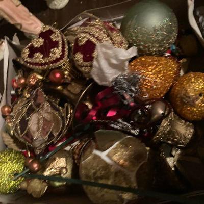 Lot B49: Large lot of holiday ornaments