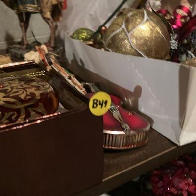 Lot B49: Large lot of holiday ornaments