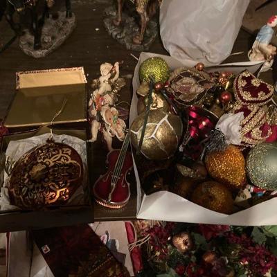 Lot B49: Large lot of holiday ornaments