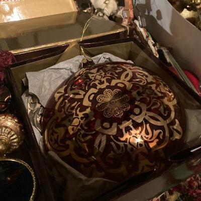 Lot B49: Large lot of holiday ornaments