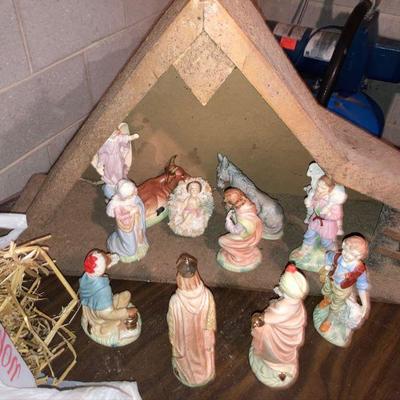 Lot 51: Nativity Scene w/ figurines.