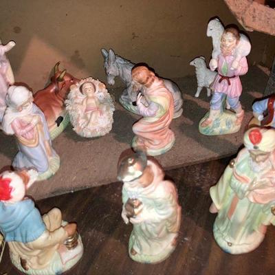 Lot 51: Nativity Scene w/ figurines.