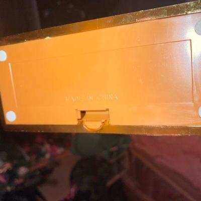 Lot B63: 8 Battery powered candles. 