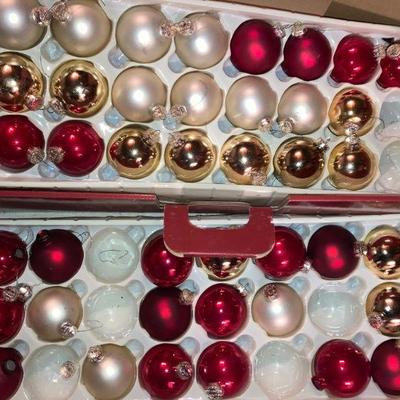 Lot B71: Christmas ornament lot