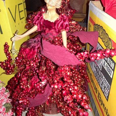 Lot B77:  A red red Christmas?  All red holiday decor! 