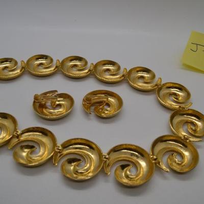 Lot J2: Necklace/Earring Set Vintage Goldtone