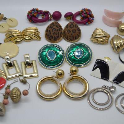 Lot J9: 16 pair (pierced) earrings vintage