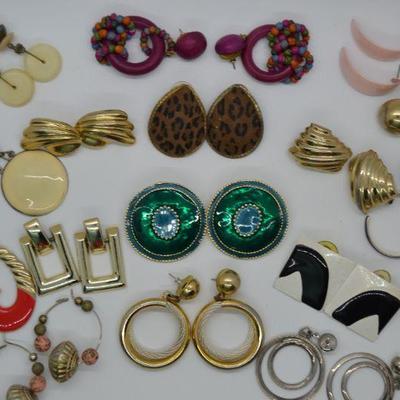 Lot J9: 16 pair (pierced) earrings vintage