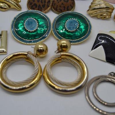 Lot J9: 16 pair (pierced) earrings vintage