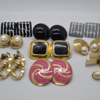 Lot J10: 11 pairs of vintage earrings (pierced)