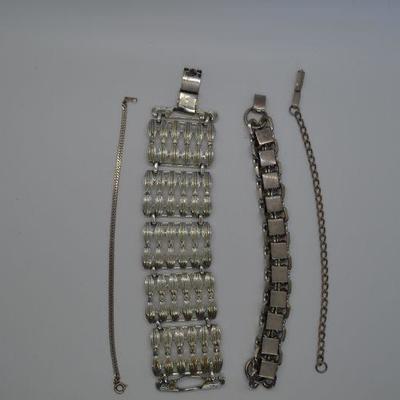 Lot J17: Silvertone Vintage Jewelry Lot