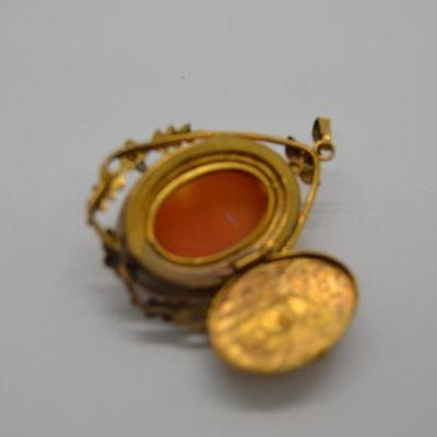 Lot J20: Vintage Van Del Cameo pendants secret compartment watch 