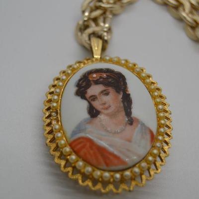 Lot J20: Vintage Van Del Cameo pendants secret compartment watch 