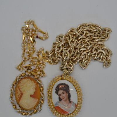 Lot J20: Vintage Van Del Cameo pendants secret compartment watch 