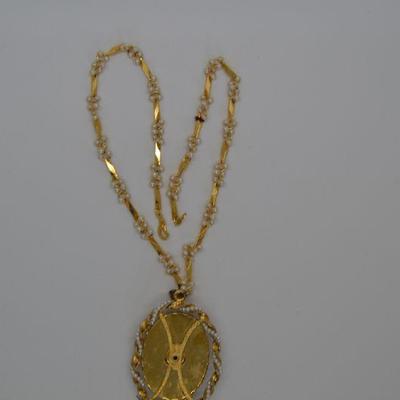 Lot J20: Vintage Van Del Cameo pendants secret compartment watch 