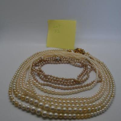 Lot J22: Vintage Necklaces faux pearl