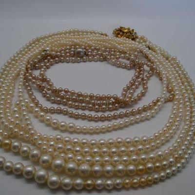 Lot J22: Vintage Necklaces faux pearl