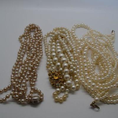 Lot J22: Vintage Necklaces faux pearl