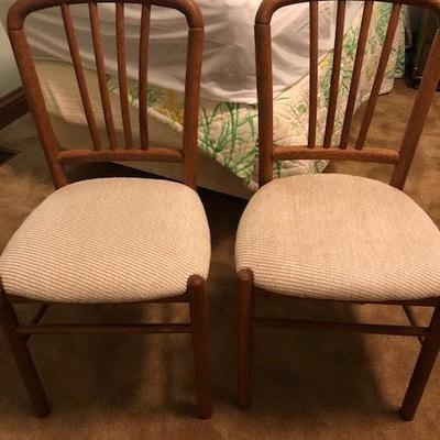 Pair of 2 Mid Century Chairs with Cream Cushion