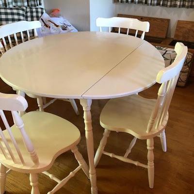 White Kitchen Dining Table with Expandable Leaves and 4 Chairs