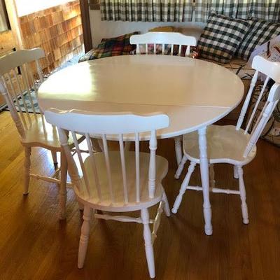 White Kitchen Dining Table with Expandable Leaves and 4 Chairs