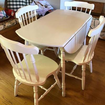 White Kitchen Dining Table with Expandable Leaves and 4 Chairs