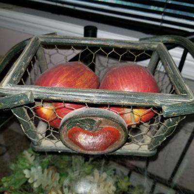 Lot 41 Apple decorative basket
