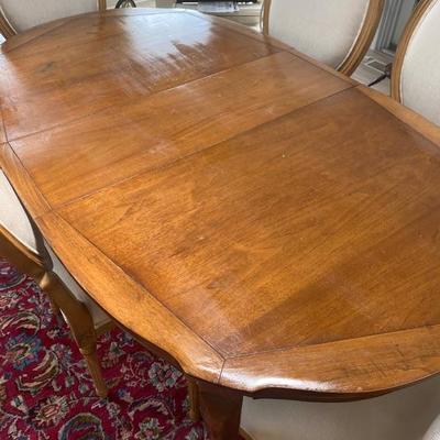 Lot # 689 Dining Room Table with 5 Chairs