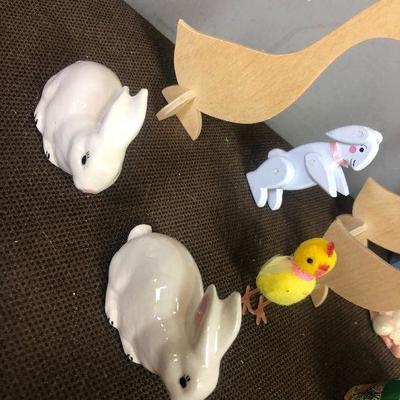 #128 Collection of small Easter décor 