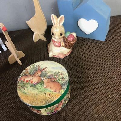 #128 Collection of small Easter décor 