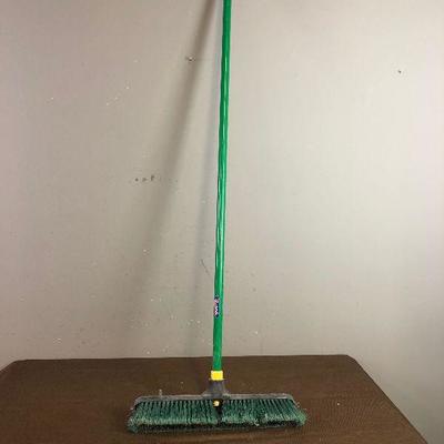 #186 18 inch Push Broom 