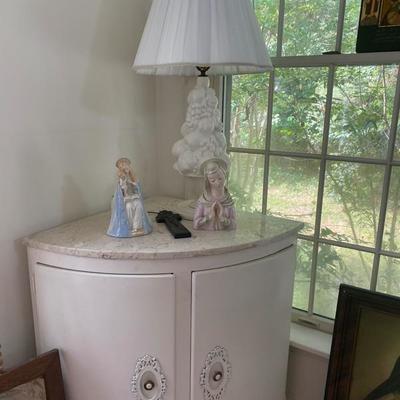 Lot # 727 Marble Top Corner Cabinet with Lamp and decor
