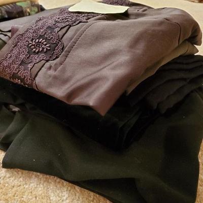 MB- 271   :  ladies pants size 6 and 8 