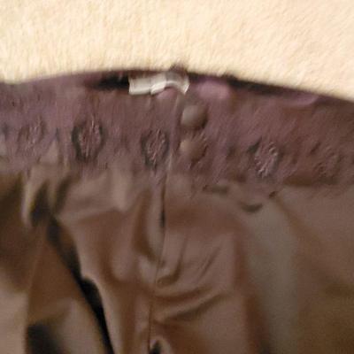 MB- 271   :  ladies pants size 6 and 8 