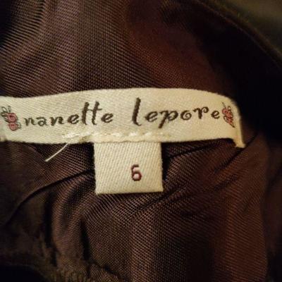 MB- 271   :  ladies pants size 6 and 8 