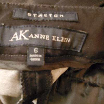 MB- 271   :  ladies pants size 6 and 8 