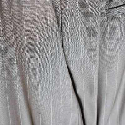 B3-107: Womens Size 8 Anne Taylor Suit