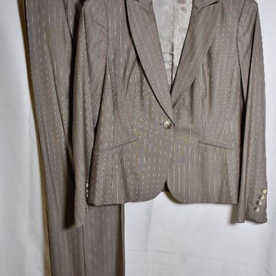 B3-107: Womens Size 8 Anne Taylor Suit