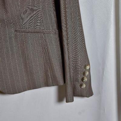 B3-107: Womens Size 8 Anne Taylor Suit