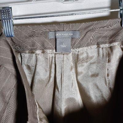 B3-107: Womens Size 8 Anne Taylor Suit