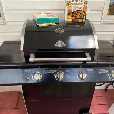 Lot # 797 Charbroil Grill master Grill with Roaster 