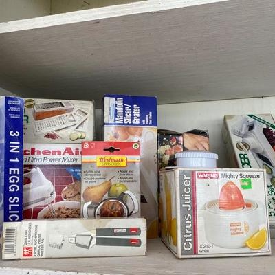 Lot # 802 Lot of kitchen housewares 